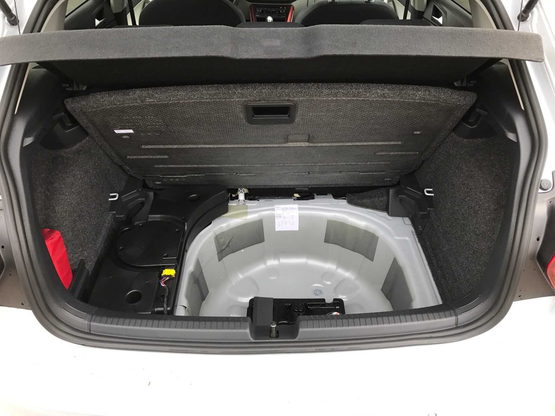 Pod podłogą głęboka wnęka na pełnowymiarowe koło oraz subwoofer. Nowy VW Polo