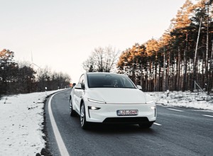 Tak jeździ Tesla Model Y Juniper, czyli wersja po liftingu. Czy zdoła powstrzymać ucieczkę klientów?