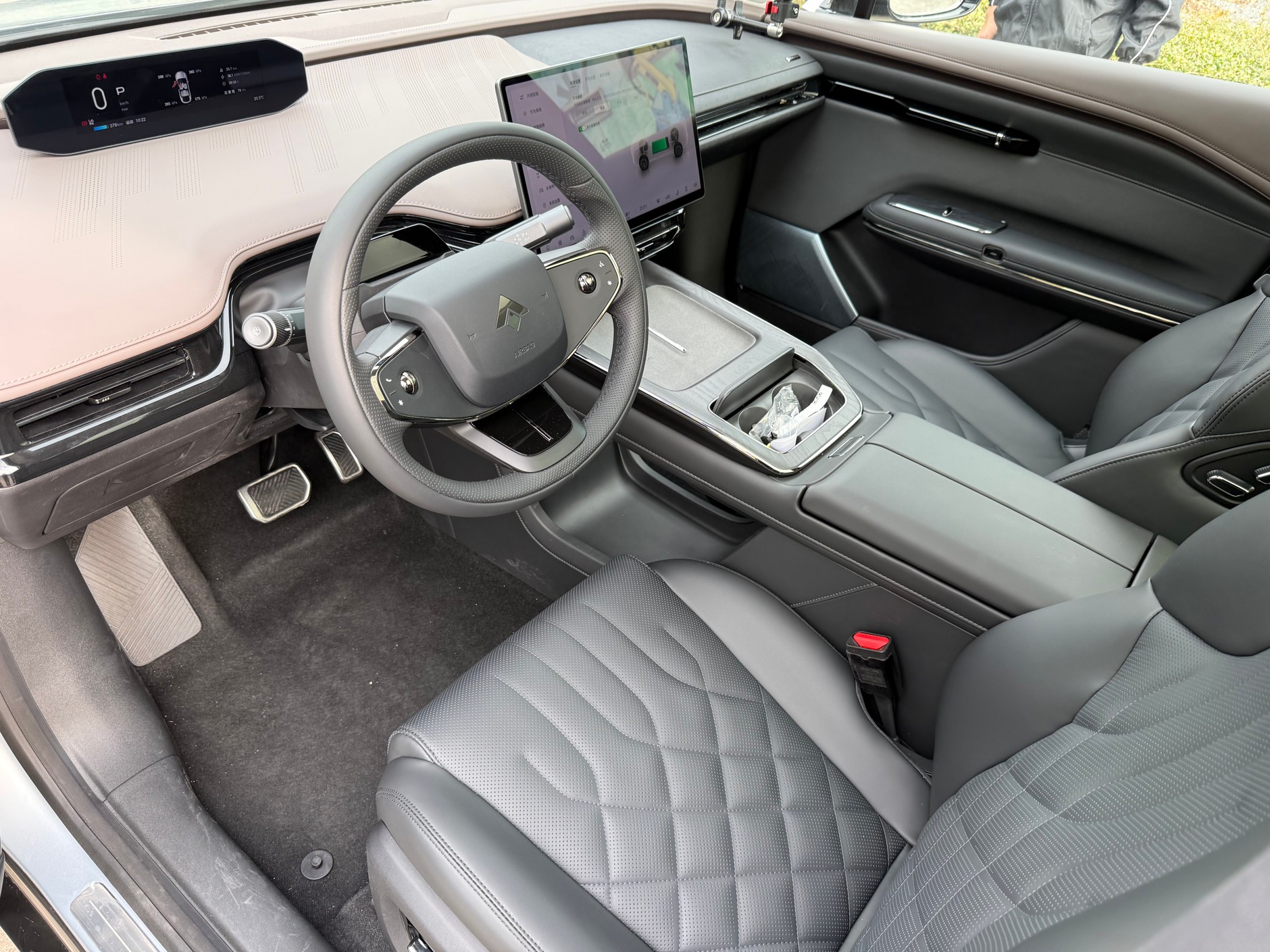 W typowym wnętrzu chińskiego auta  główną rolę odgrywa mocno przewymiarowany, "doklejony" do deski rozdzielczej ekran dotykowy, który służy do... wszystkiego