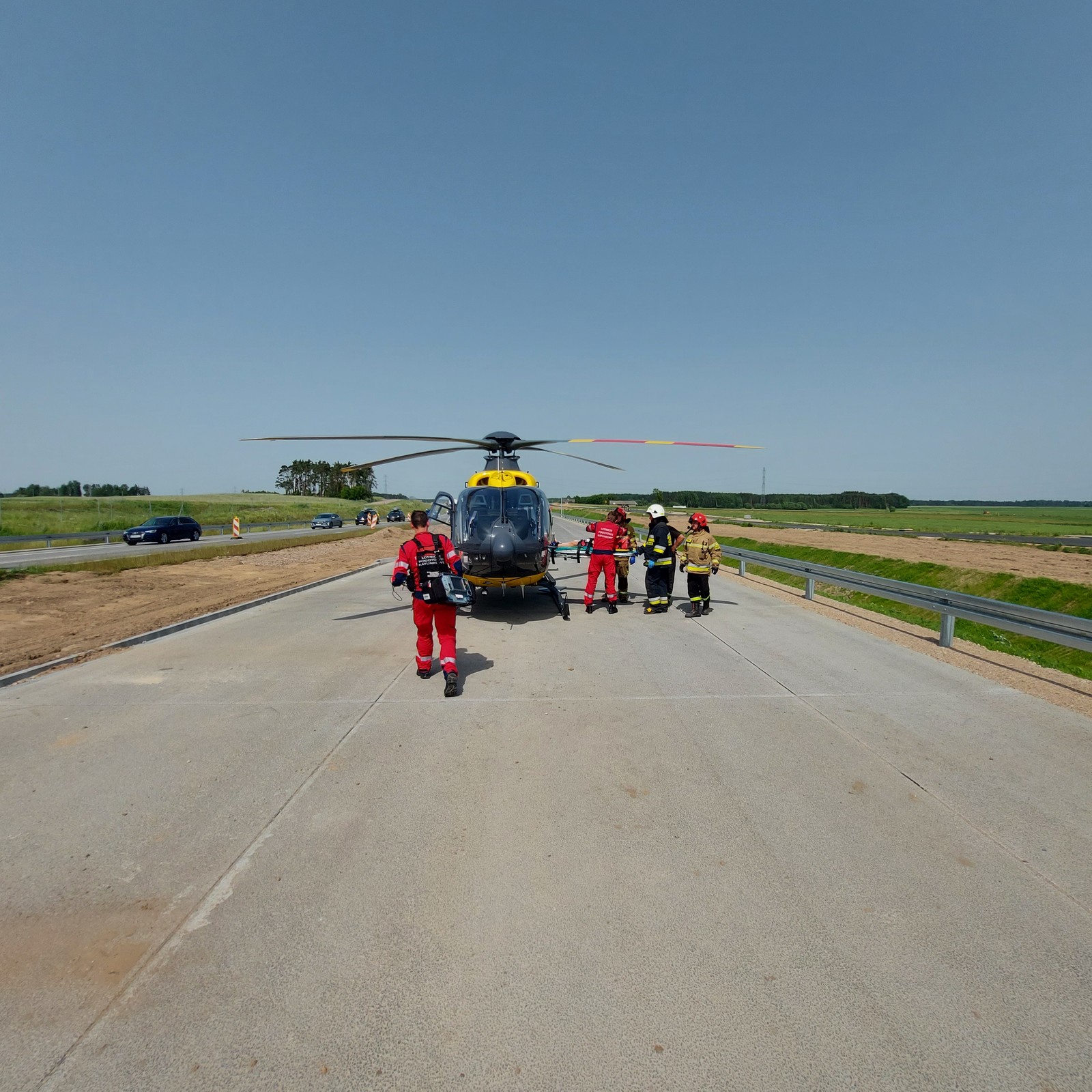 Wypadek Tesli na drodze S61