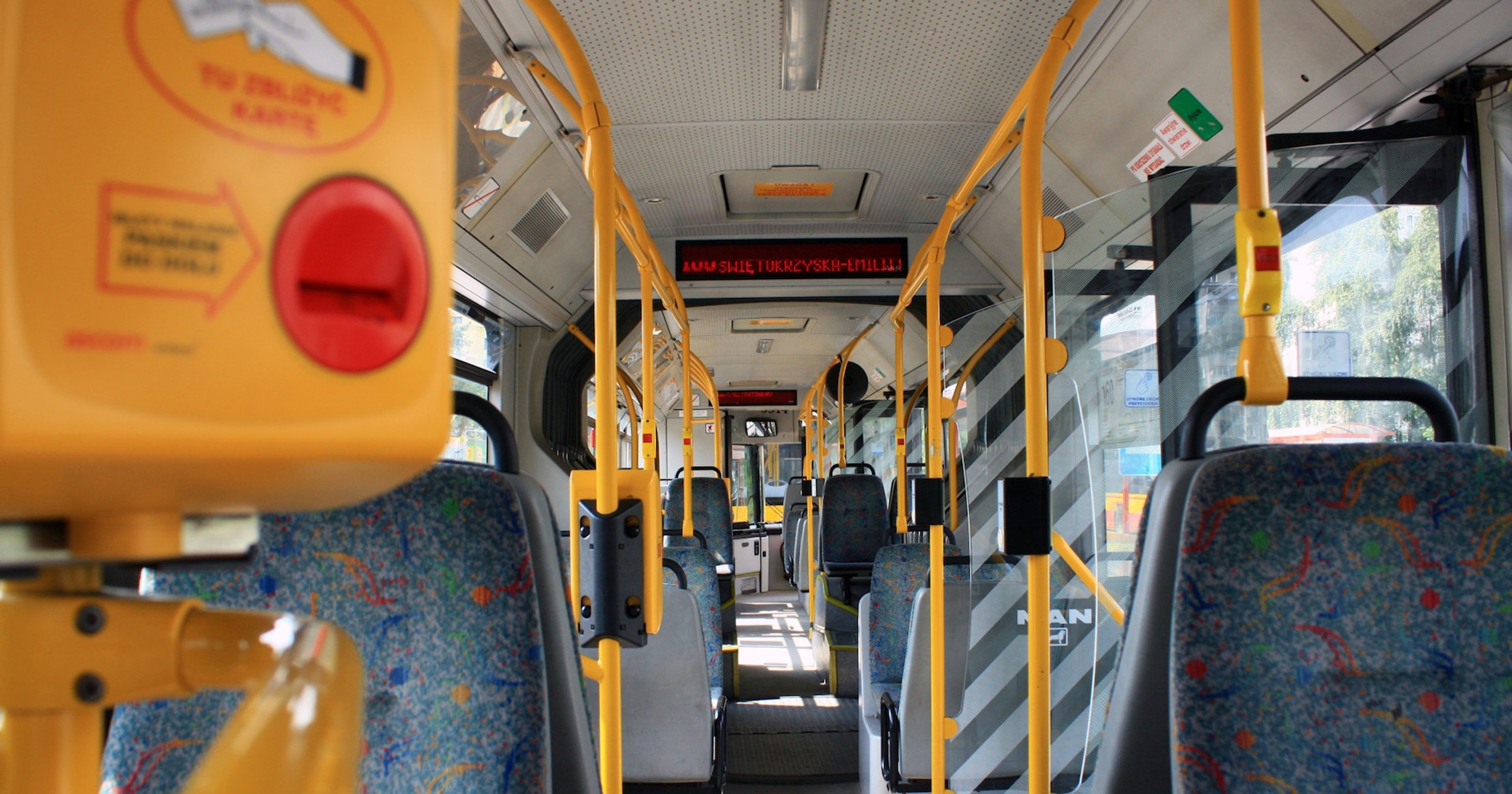 By zapewnić bezpieczeństwo epidemiologiczne, miejskie autobusy i tramwaje powinny jeździć puste albo prawie puste!