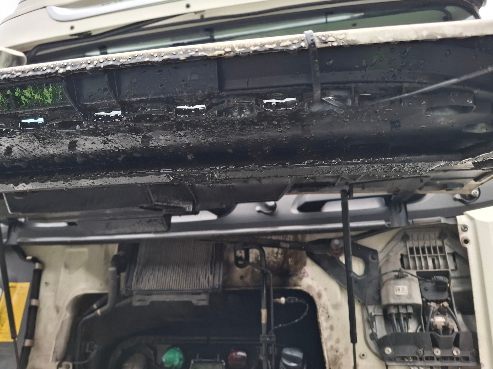 Samochód ciężarowy w dużymi wyciekami oleju