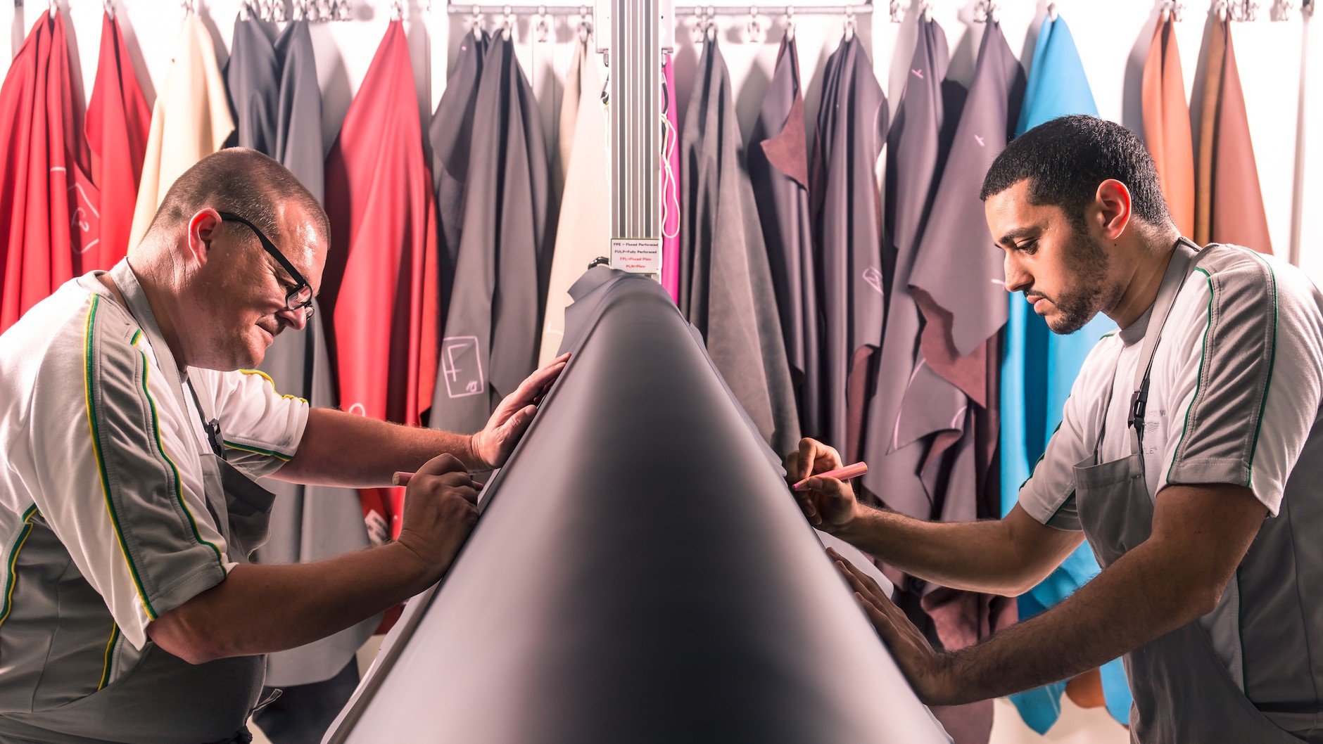 Fabryka Bentleya w Crewe – obróbka skóry, produkcja tapicerki