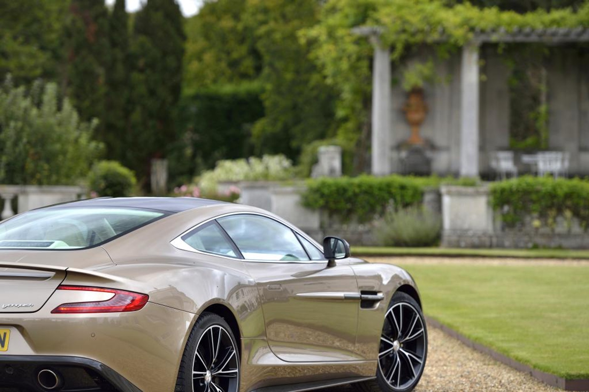 Jak jeździ Aston Martin Vanquish?