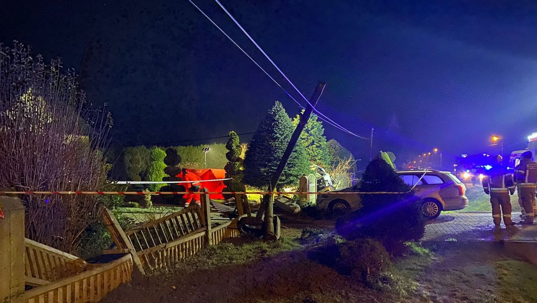 Po wypadnięciu z drogi BMW zniszczyło ogrodzenie, słup energetyczny i samochód stojący przy wjeździe na posesję