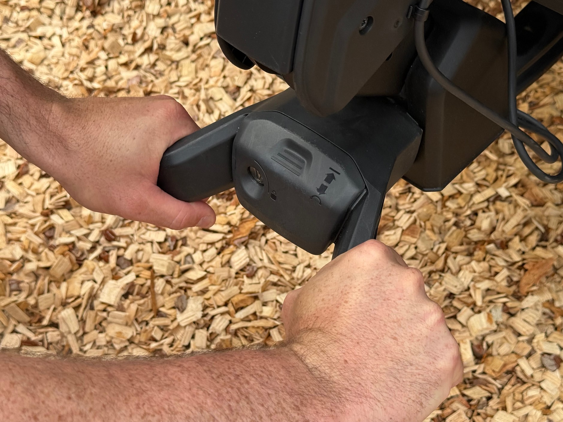 Bagażnik trzeba dokręcić, aby jego mocowanie zacisnąć na kuli haka