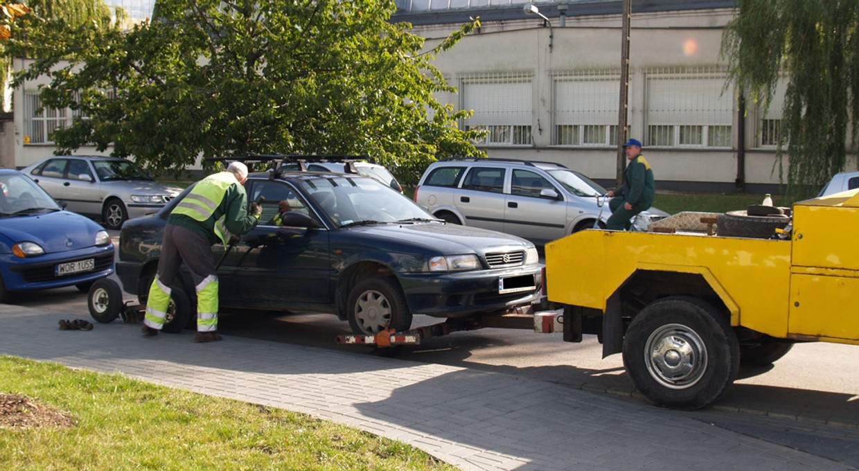 Odbiór odholowanego samochodu dopiero po uiszczeniu opłat. RPO: to niezgodne z prawem