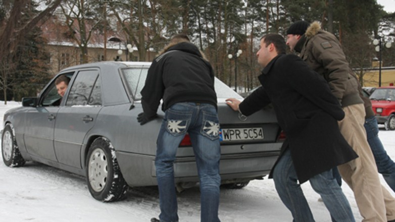Uruchamianie auta zimą, czyli kto nie dba ten pcha!