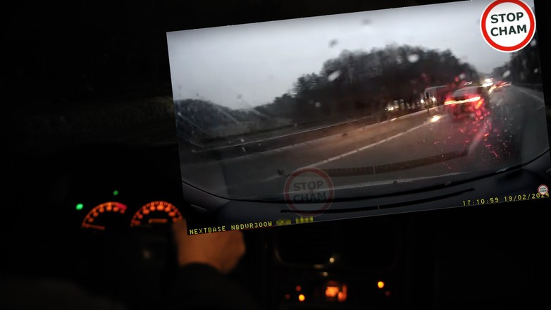 Do zdarzenia doszło w trudnych warunkach drogowych, ściemniało się i padał deszcz.