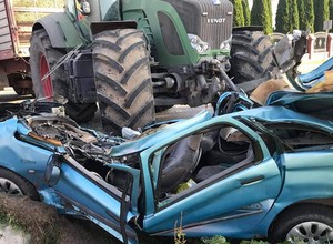 Ciężki ciągnik rolniczy staranował auto. Tragiczny wypadek na Mazowszu