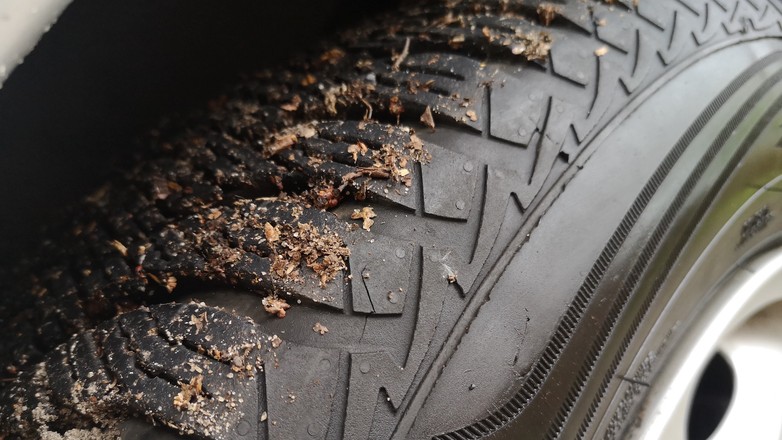 Opony całoroczne, jeśli są używane mało, wystarczą na kilka lat – a do tego czasu najpewniej wymienimy samochód, po drodze oszczędzając sporo na sezonowej obsłudze kół. Co innego, jeśli jeździmy dużo