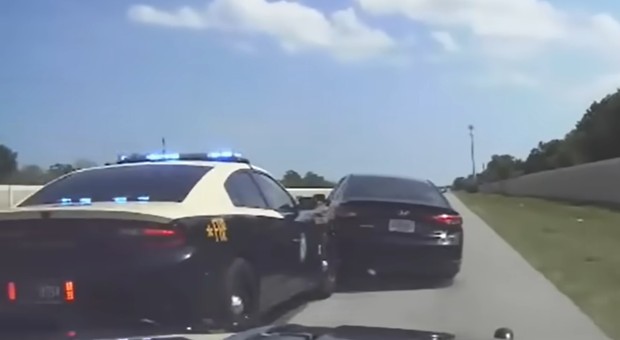 Policjanci wykonali manewr PIT. Uciekinier był bezradny [WIDEO]