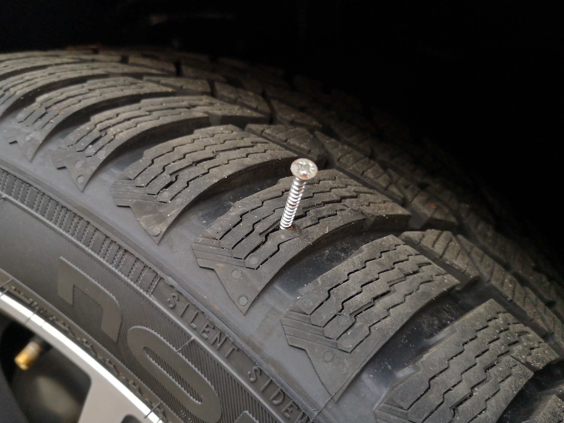 NIewielką dziurkę spowodowaną wkrętem uszczelnimy bez kłopotu