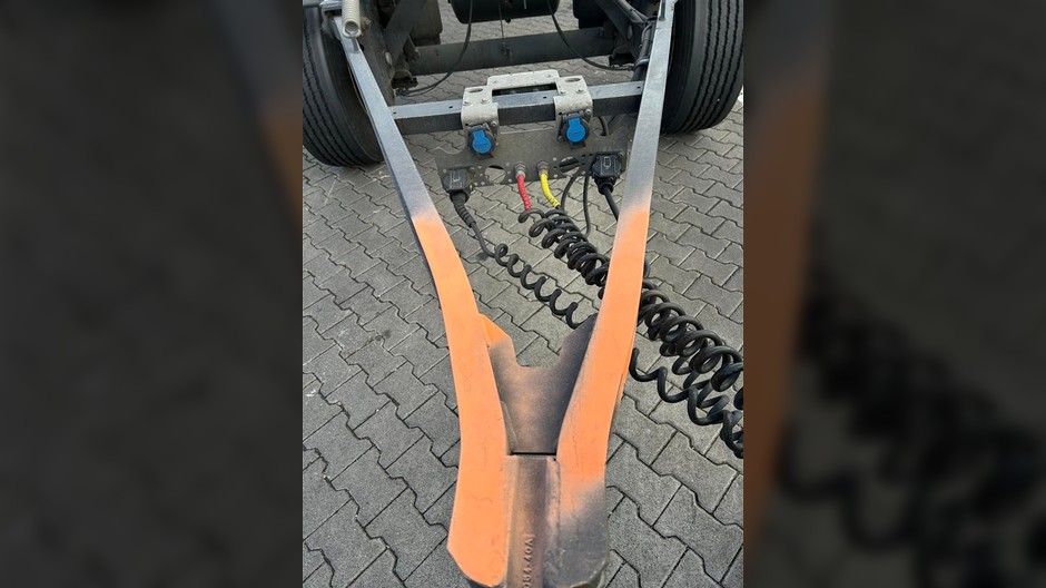 Wygięty dyszel przyczepy