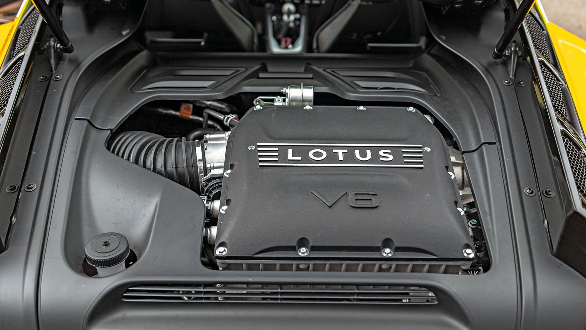 Z silnika V6 niewiele widać, za to wiele da się podczas jazdy wyczuć