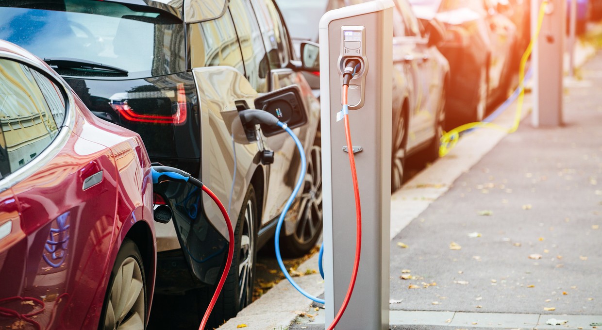 Pojazdy elektryczne coraz popularniejsze. Tylko czy są bezpieczne dla zdrowia? Jest odpowiedź Ministerstwa Zdrowia