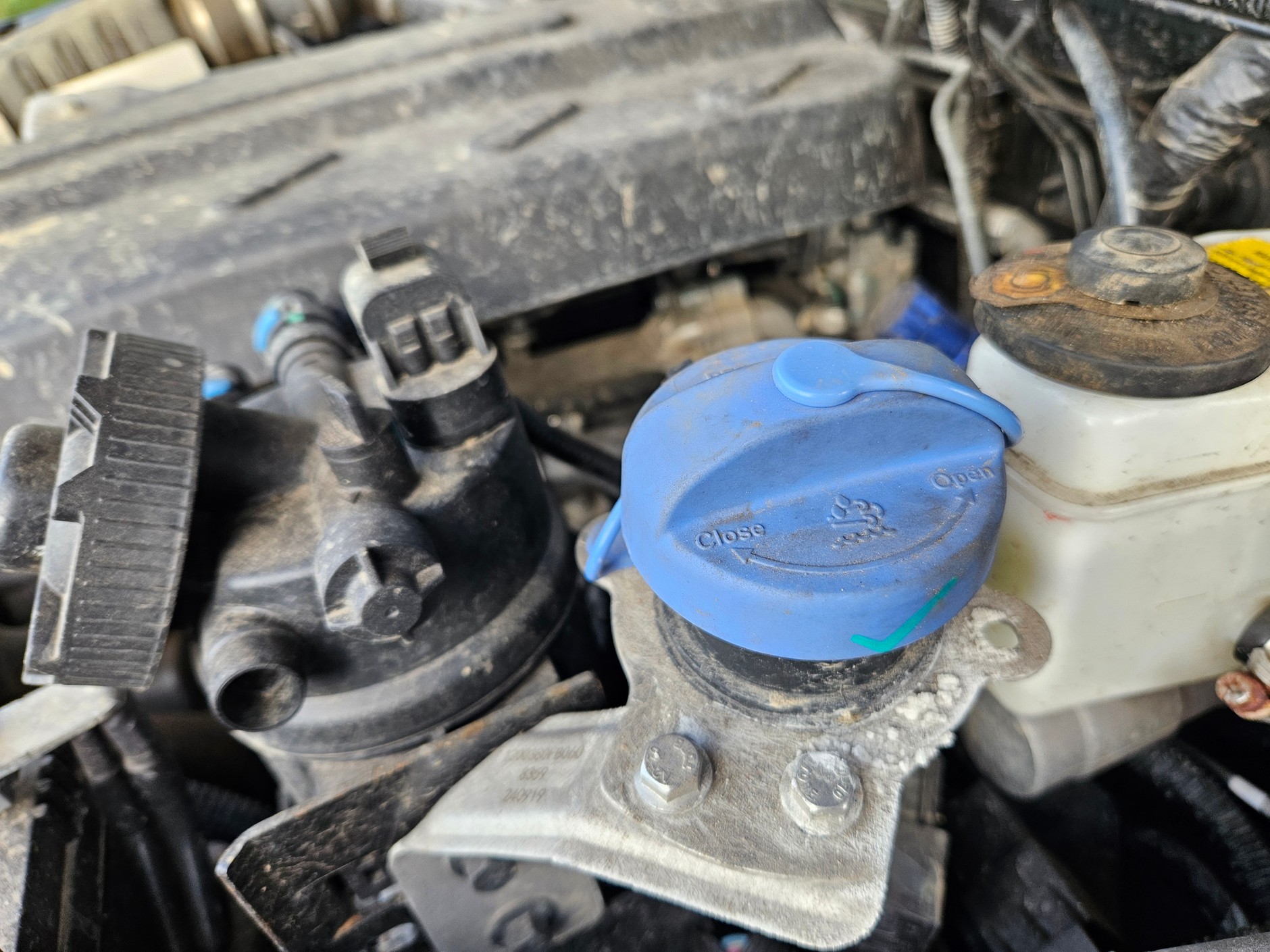 JAC T8 Pro: auto ma układ SCR do dawkowania AdBlue, ze zbiornikiem umieszczonym nietypowo, bo pod maską. 