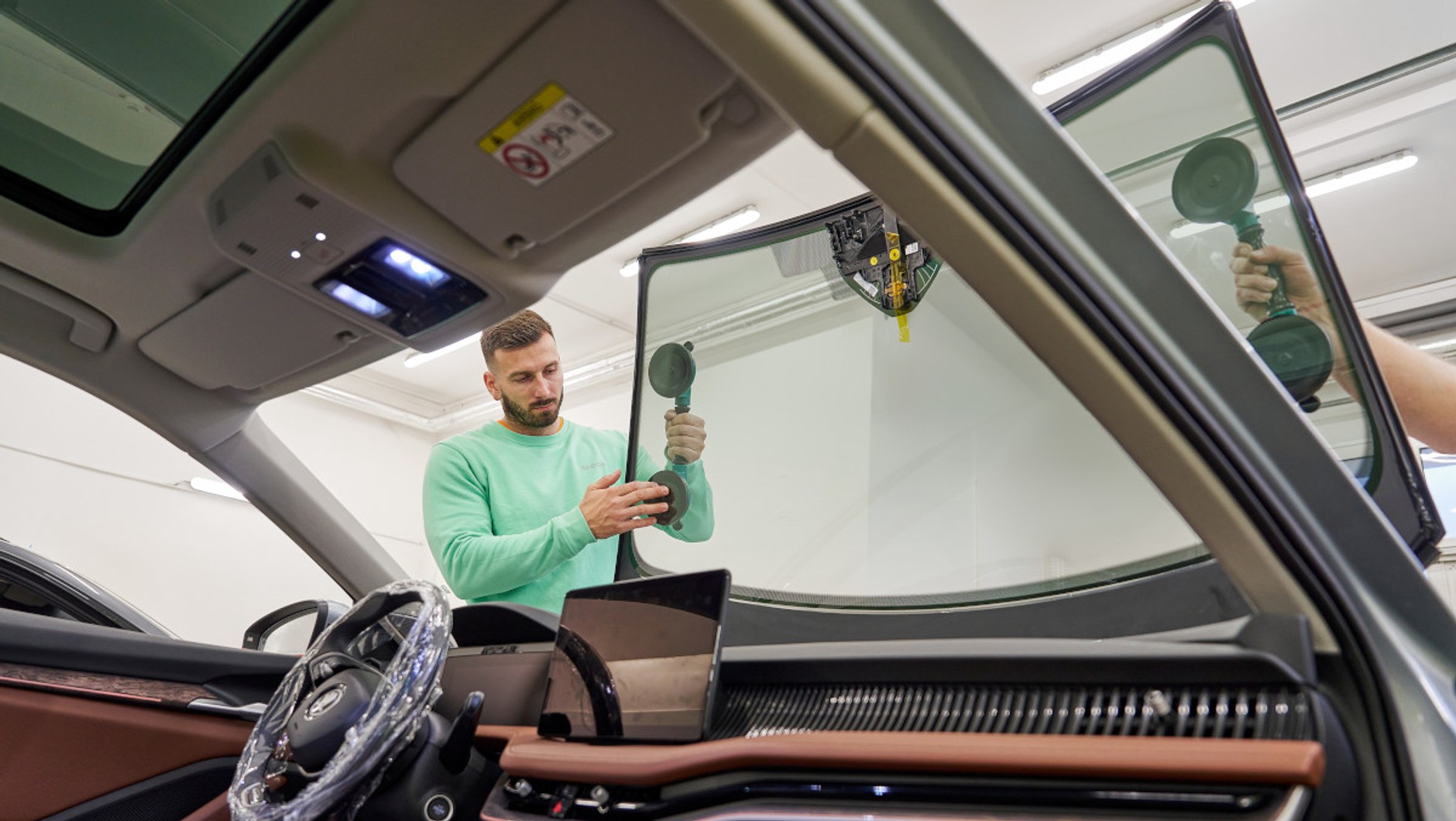 Uszkodzenie szyby na autostradzie to klasyczna pamiątka z wakacji. Nie czekaj z wymianą, problem nie zniknie