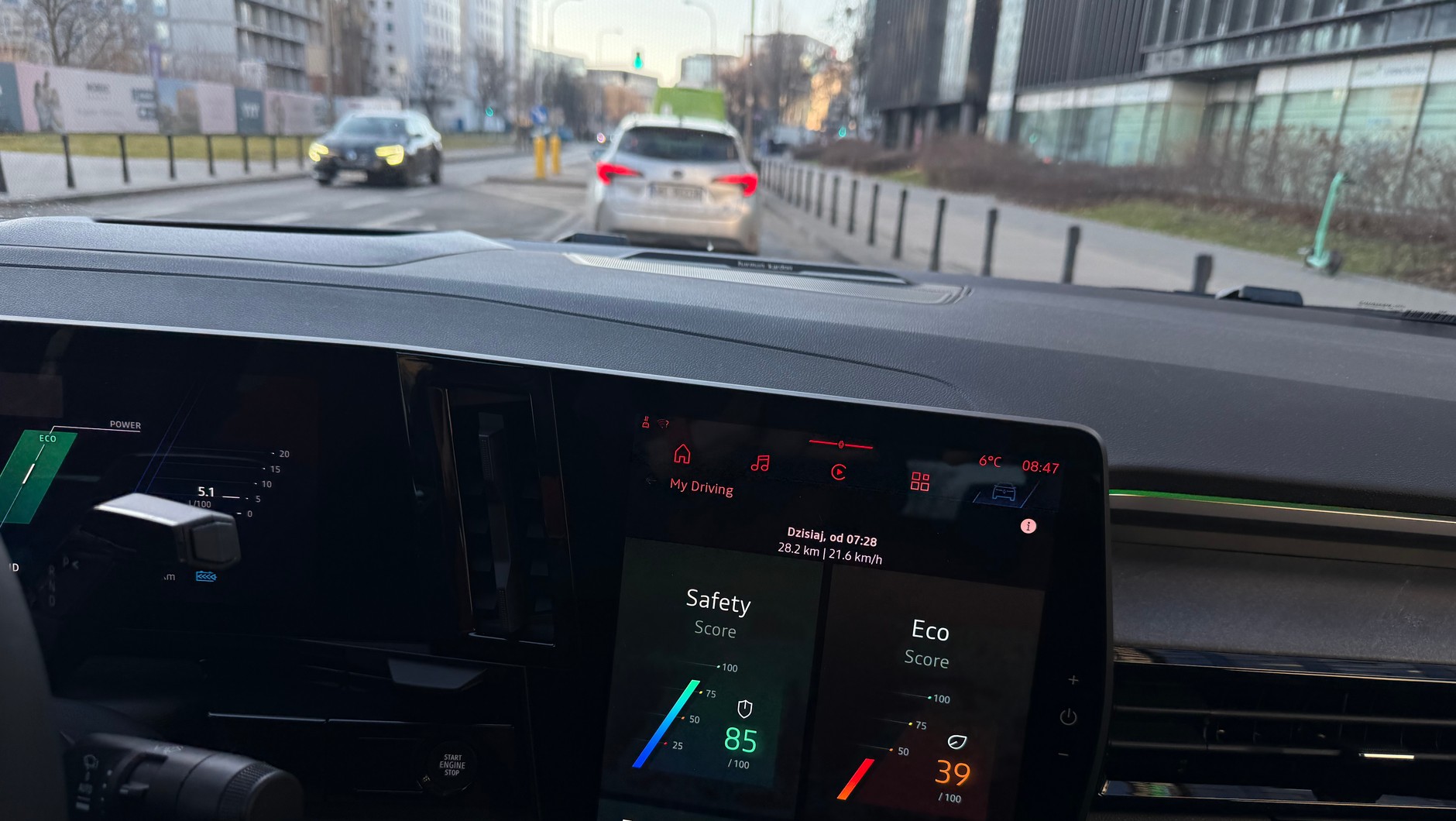 Gdy jedziemy przez miasto bez zwracania uwagi na oszczędzanie paliwa, rośnie ono do ok. 8,5 l/100 km. NIby nie tak mało, a jednak pamiętajmy, że mamy pod nogą 300 KM i ciężkie auto z napędem 4x4