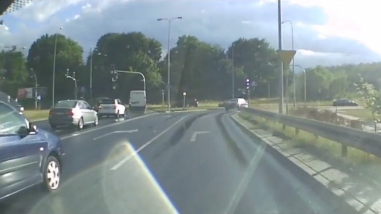 Na podstawie nagrania policja ustaliła sprawcę niebezpiecznego incydentu drogowego