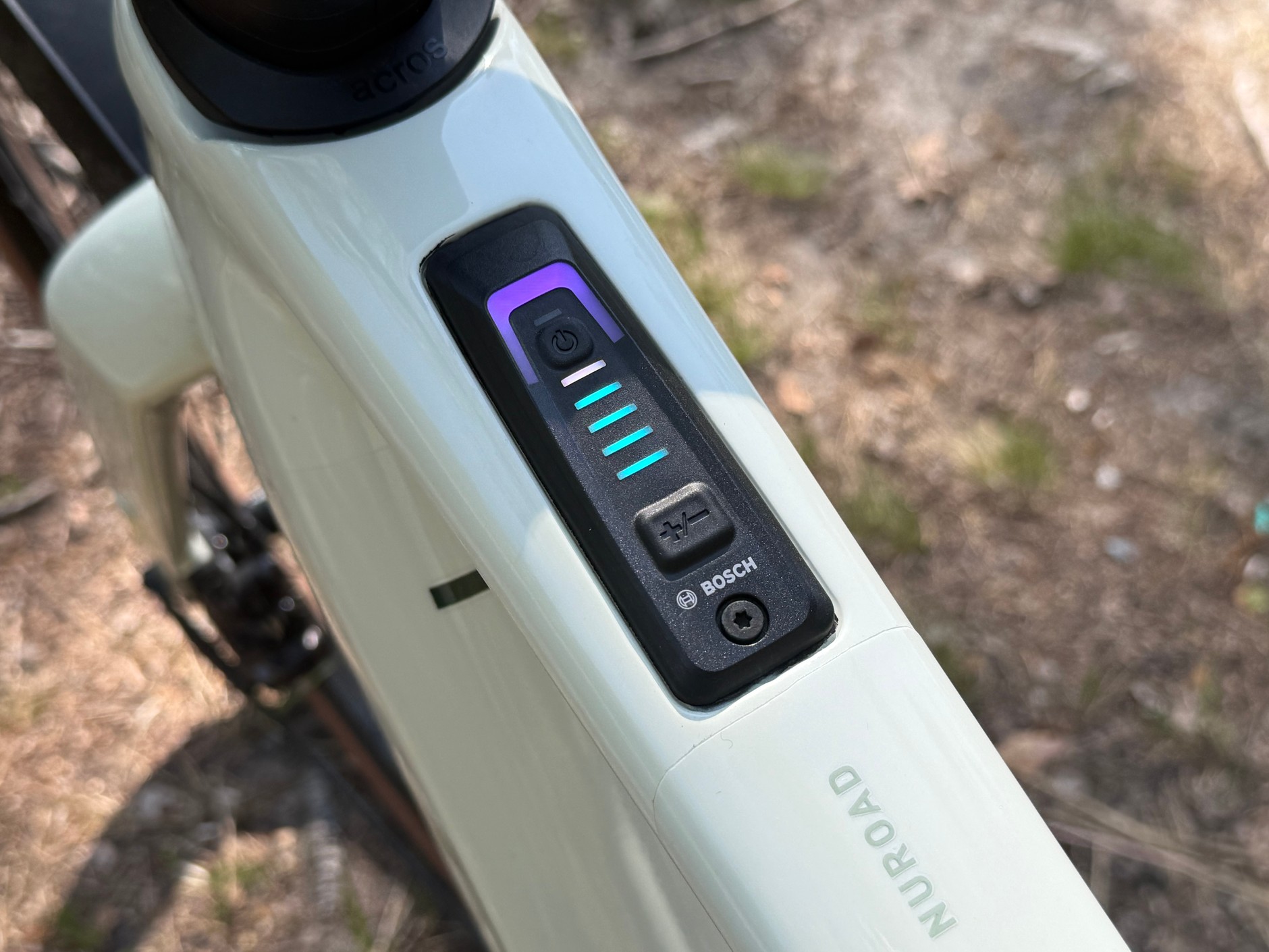 Włącznik napędu, wskaźnik naładowania baterii oraz regulator siły wspomagania