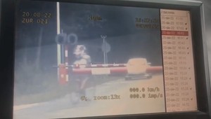 Wjechał na zamknięty przejazd kolejowy. Nie zauważył istotnego szczegółu [WIDEO]