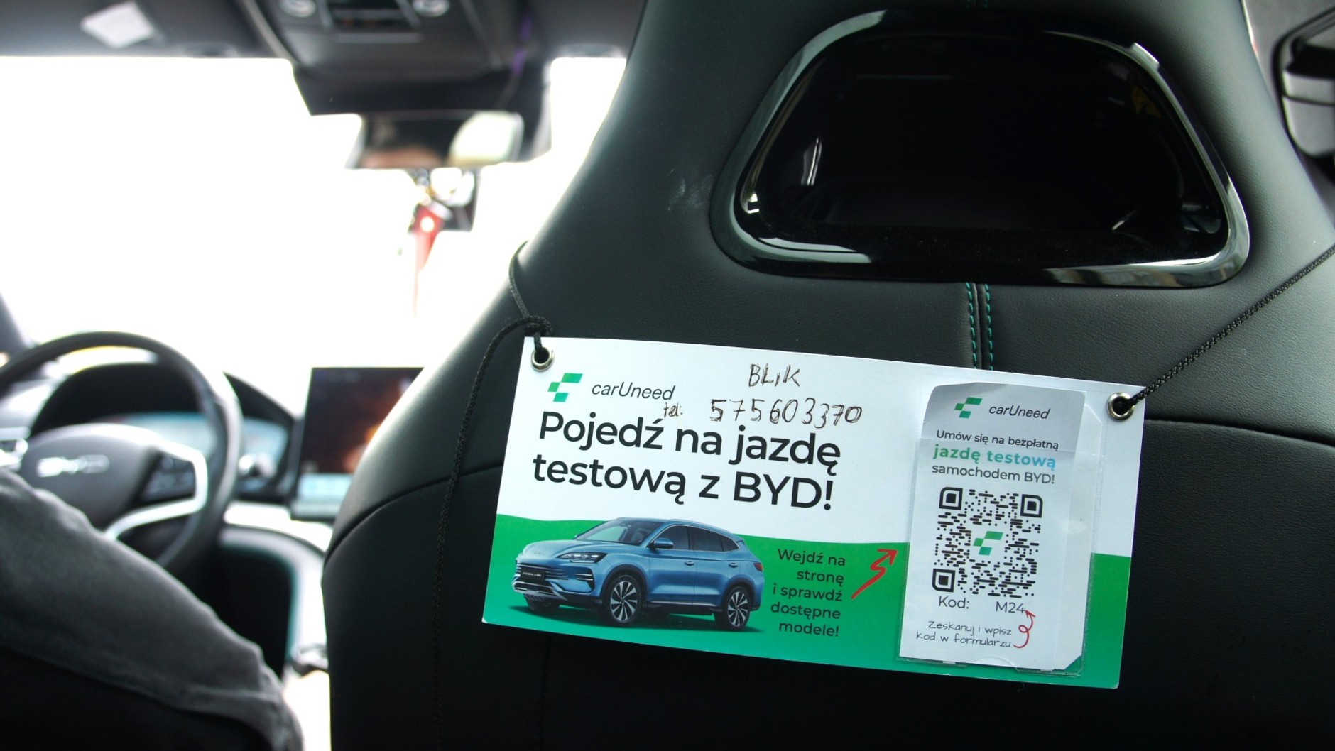 Kartka z kodem QR zachęcająca do zamówienia kursu do salonu BYD