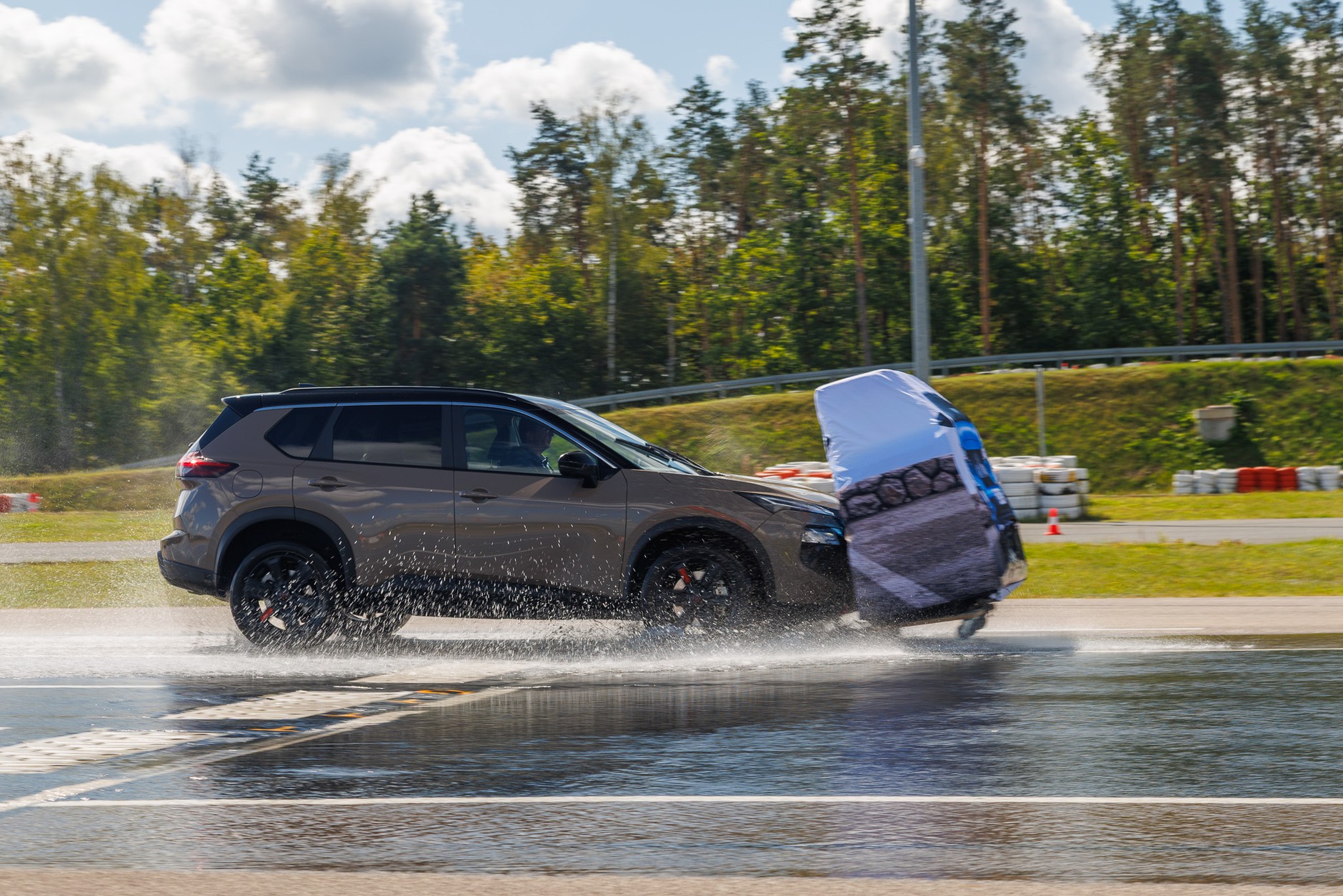 Nissan X-Trail przy 40 km na godz. widział przeszkodę, ale w ogóle nie podjął próby hamowania