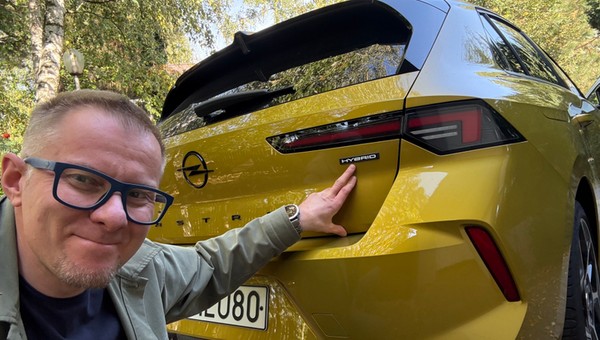 Hybryda na bazie 3-cylindrowego silnika 1.2 w Oplu Astrze to dość specyficzny napęd. MAło kto się tego spodziewa