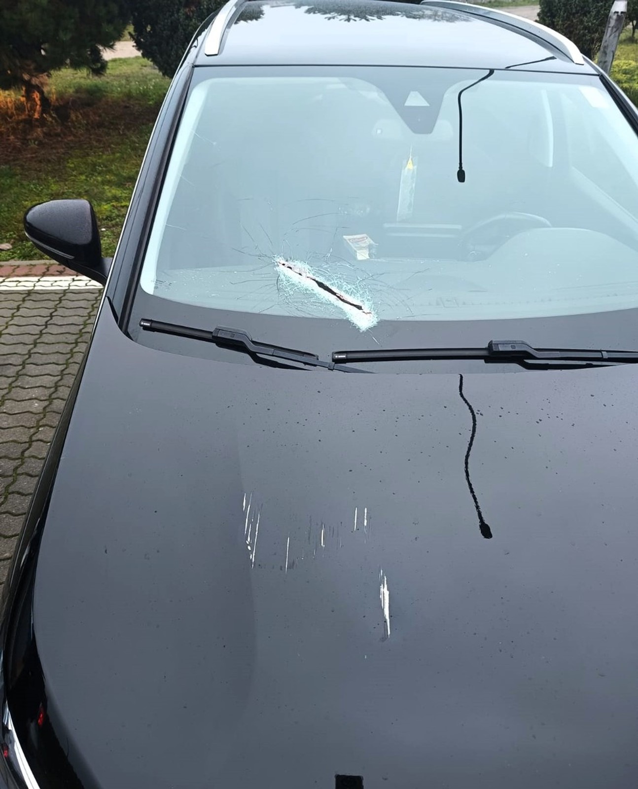 Z ciężarówki wypadł stalowy element