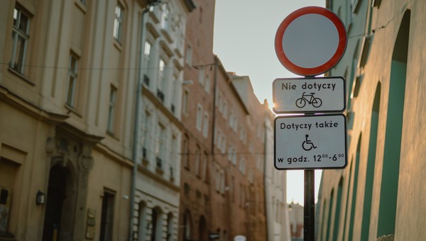 Dwa zapisy prawa sobie przeczą, za co kierowcom grożą mandaty. RPO interweniuje