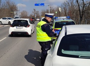 Policjanci masowo zaglądają w nadkola aut. Szukają tego, czego z daleka nie widać i wystawiają 3000 zł mandatu