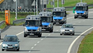 Auto uprzywilejowane - jak się zachować, co mówią przepisy