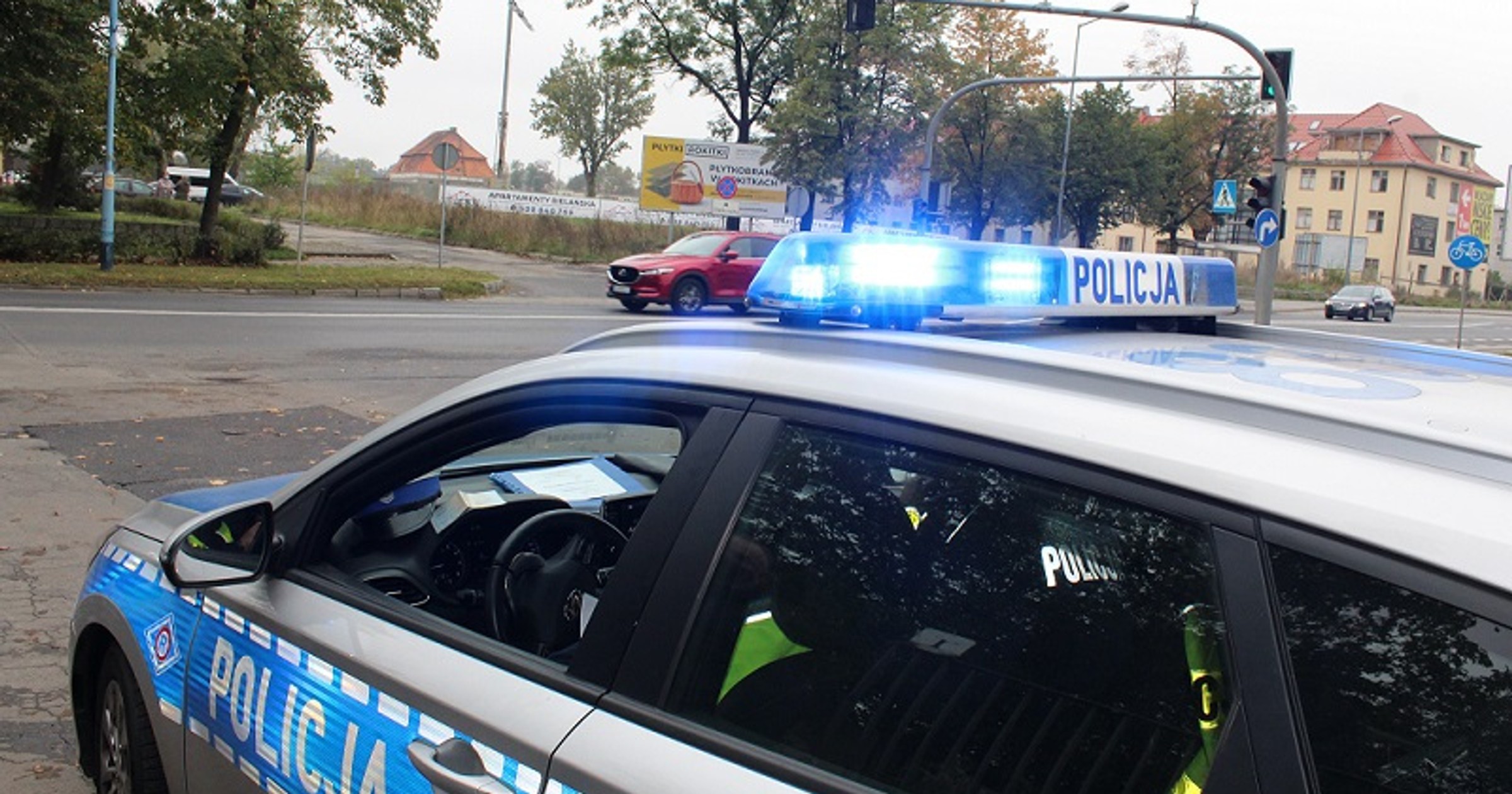 Policja apeluje o ostrożność na drogach w zmiennych warunkach pogodowych