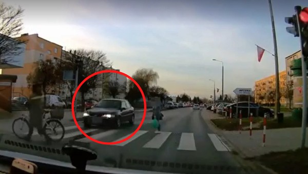 Kierowca zignorował czerwone światło i pieszych na pasach. Policja mówi o cudzie