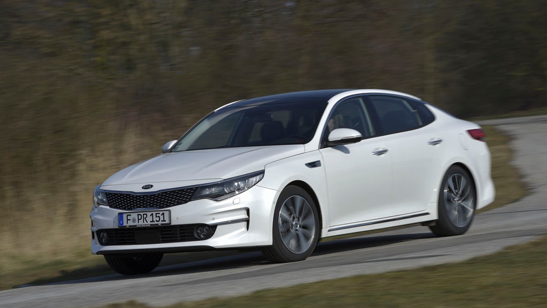 To nieco starszy samochód, ale kierowcy muszą uważać. Kia Optima jest używana przez funkcjonariuszy
