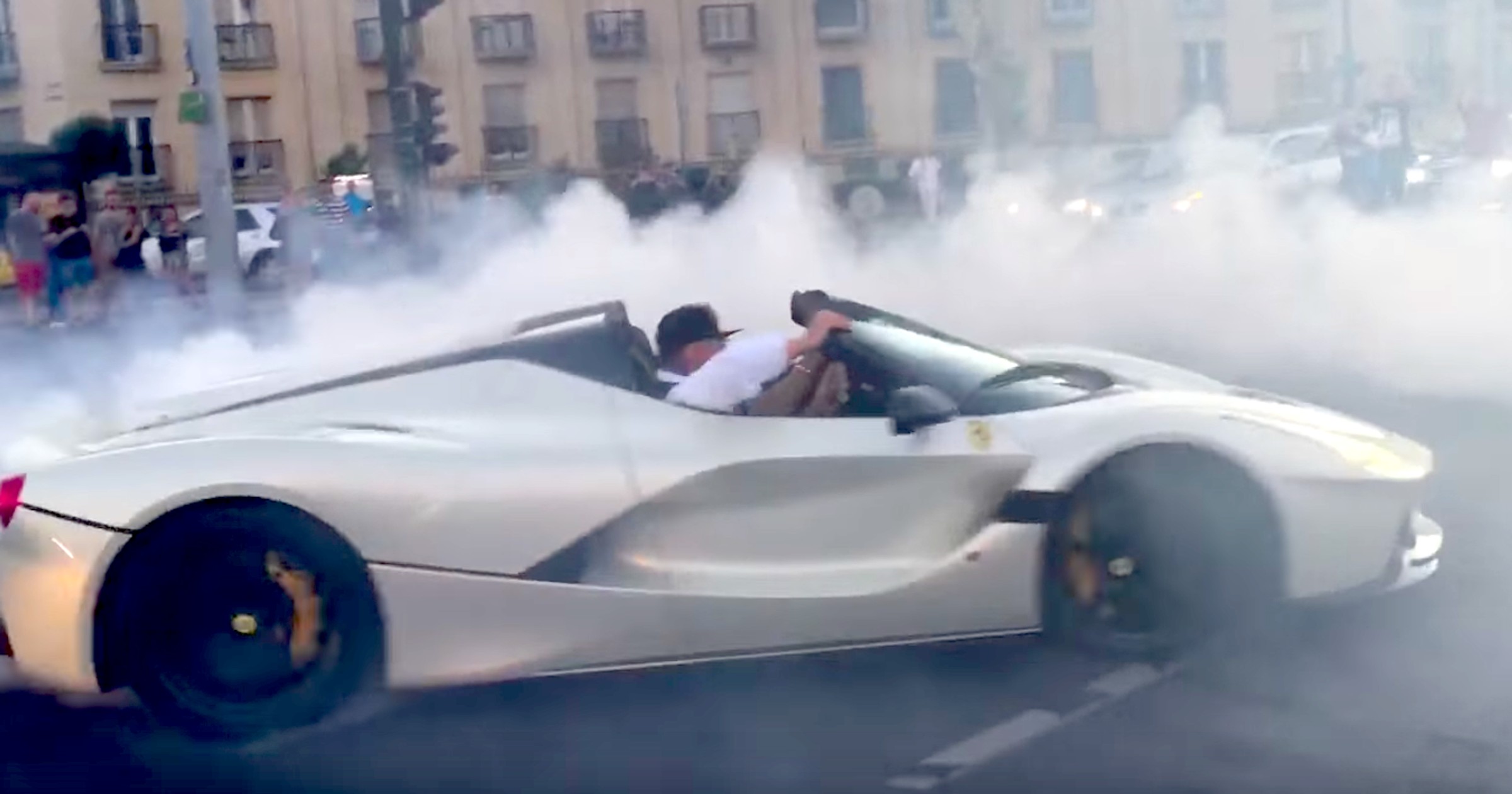 Zróbcie miejsce - LaFerrari kręci bączki na ulicy
