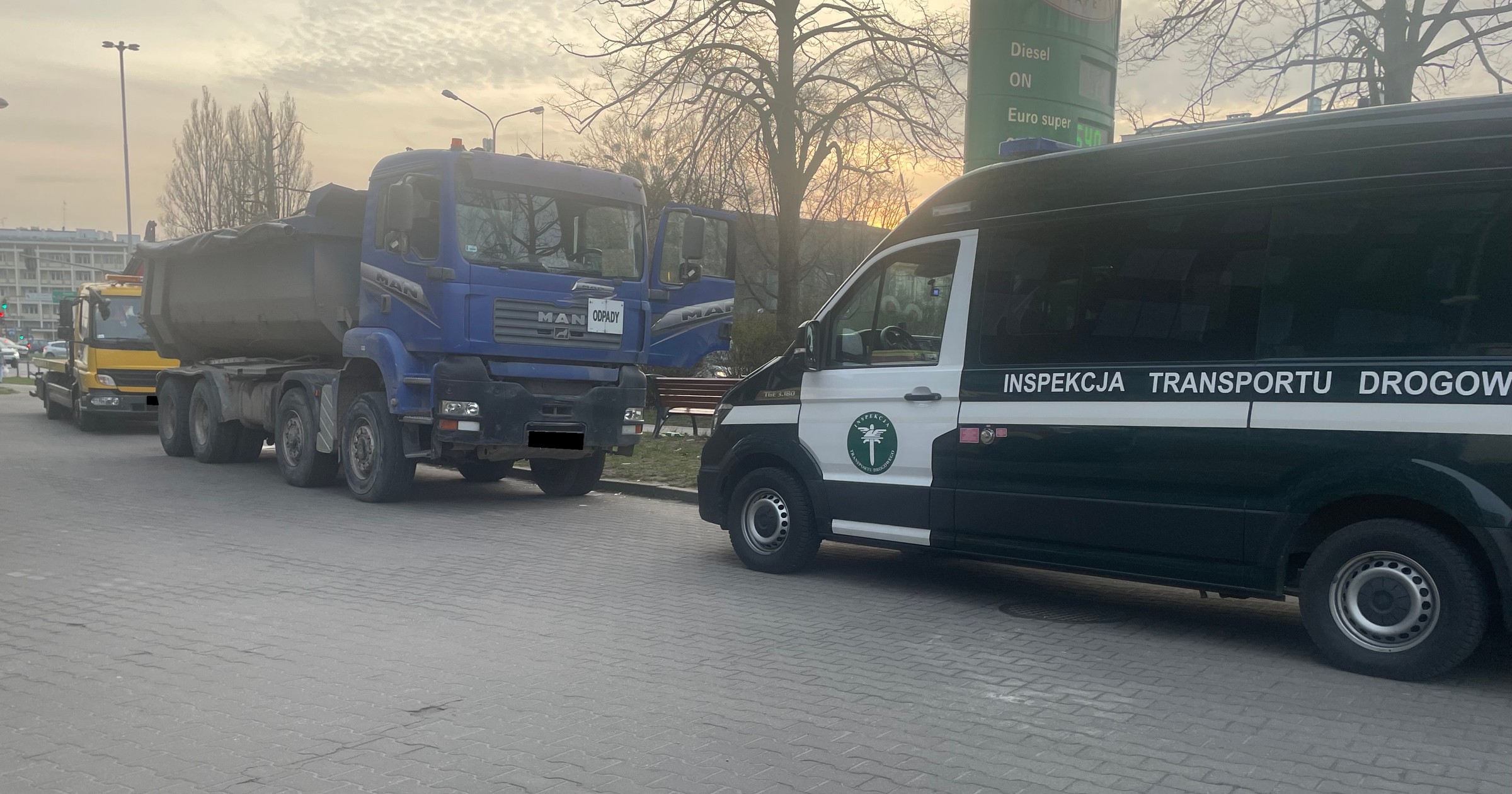 Kierowca wywrotki wysypał przewożony ładunek