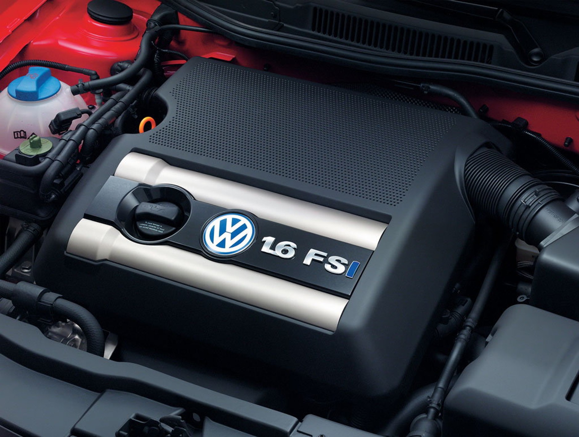 Rok 2001 debiut silnika 1.6 FSI