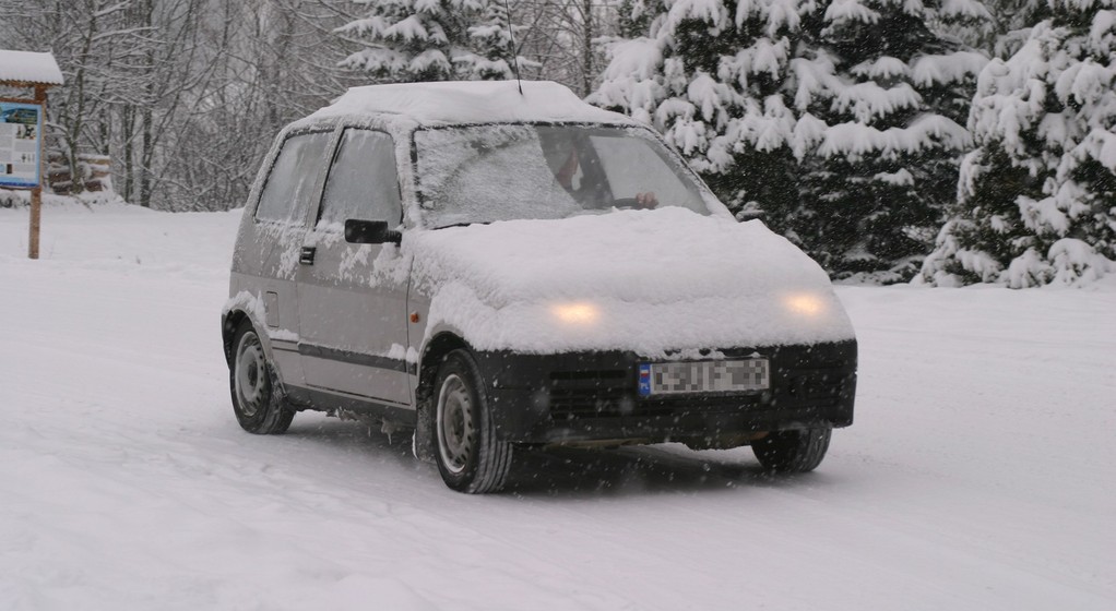 Nie bądź bałwanem! Odśnieżaj auto