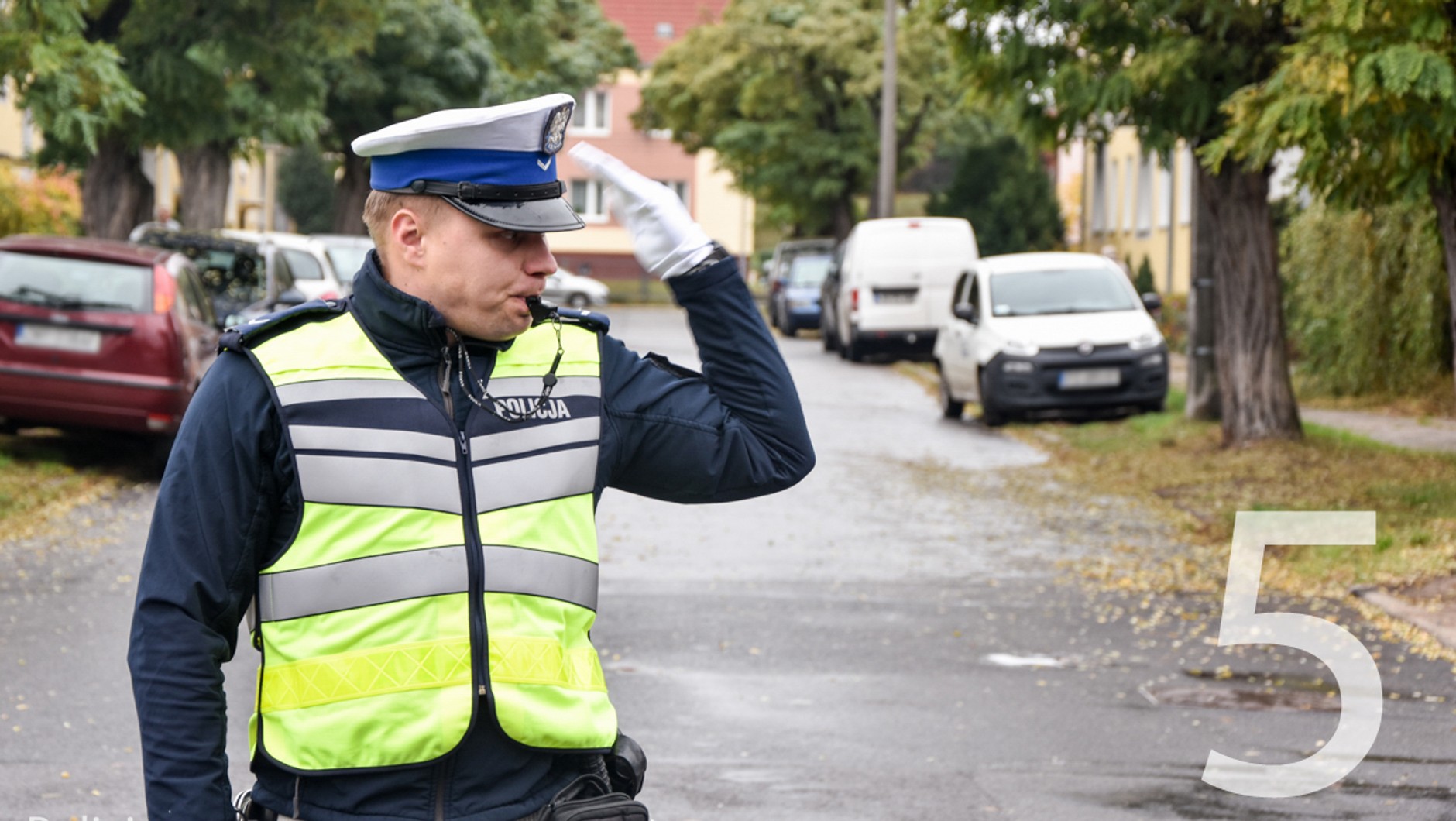 Policyjne gesty na skrzyżowaniu