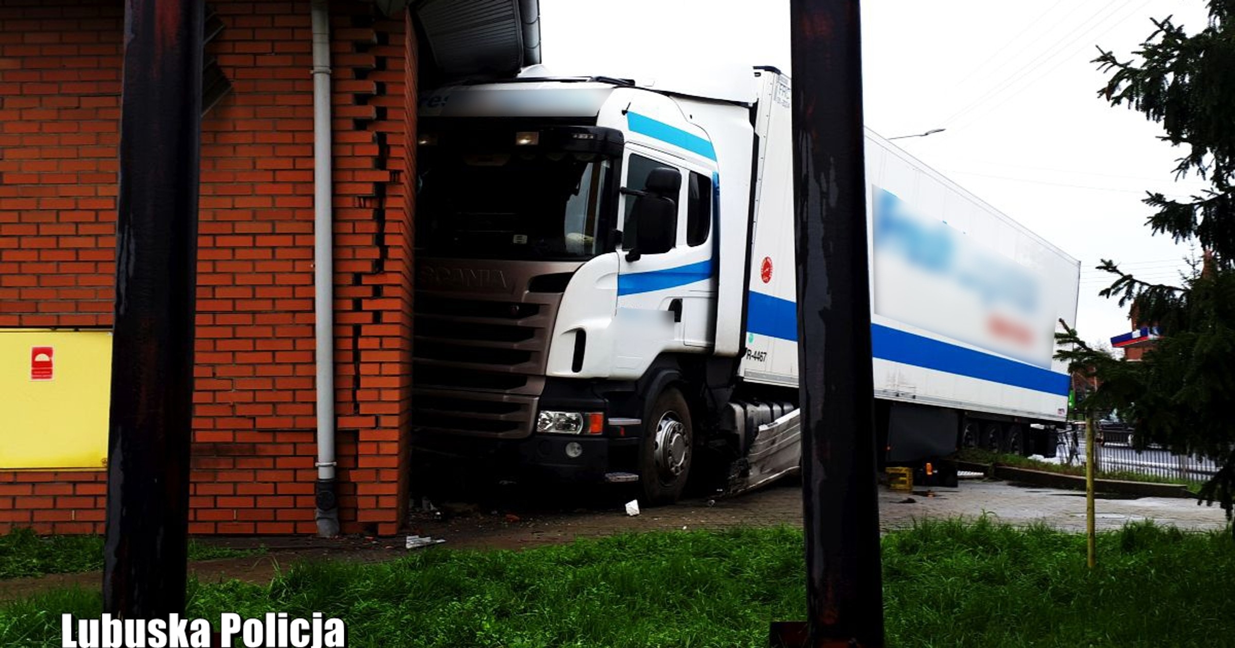 Wjechał ciężarówką w budynek marketu