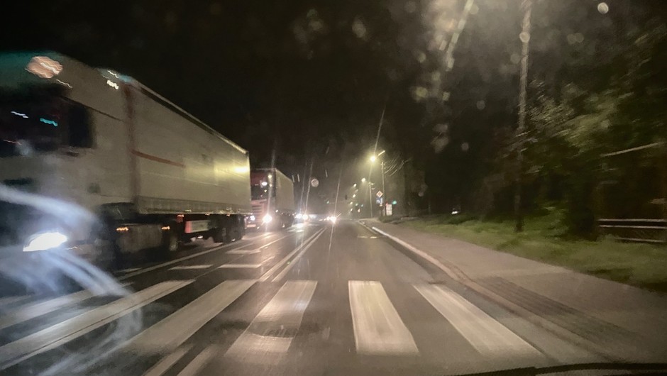 Apel policji o bezpieczeństwo i rozwagę podczas jazdy na mokro
