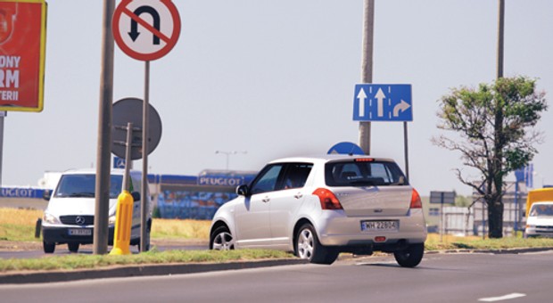 Skręcasz i zawracasz na zielonej strzałce? Kierowcy często wykonują te manewry