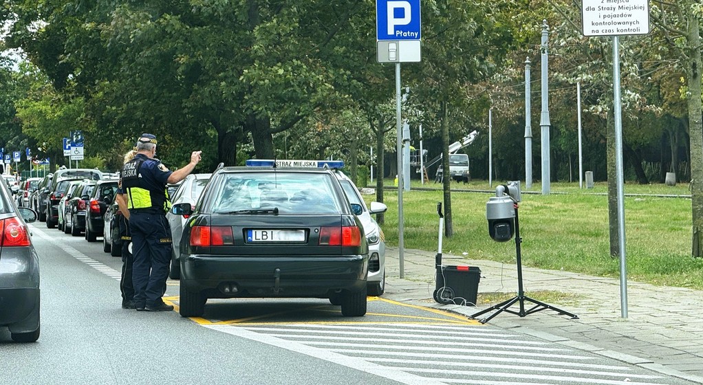 Kontrola starego samochodu wjeżdżającego do SCT w Warszawie
