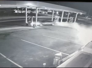 Wjechał w dystrybutor na stacji paliw. Swój wyczyn zapamięta na długo [WIDEO]