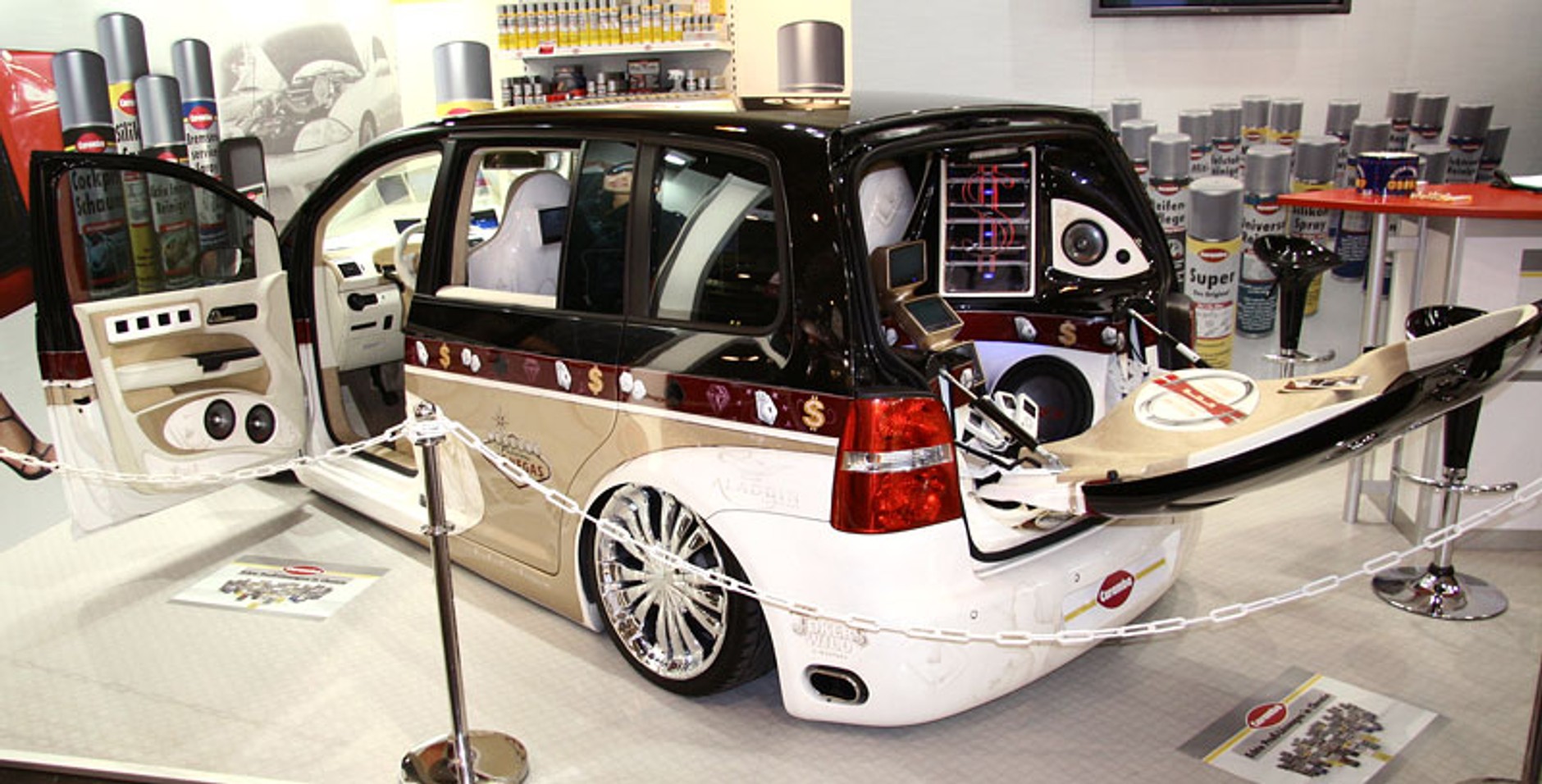 Essen Motor Show 2007 - Latające maszyny i piękne modelki (fotogaleria 2)