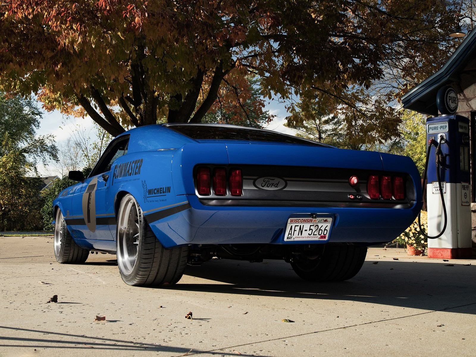 Ford Mustang Mach 1 UNKL stuningowany przez Ringbrothers