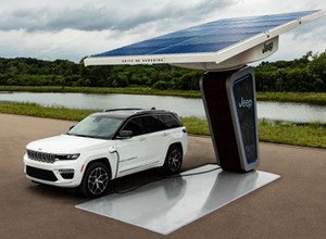 Jeep obchodzi 80. urodziny i robi sobie... elektryzujący prezent