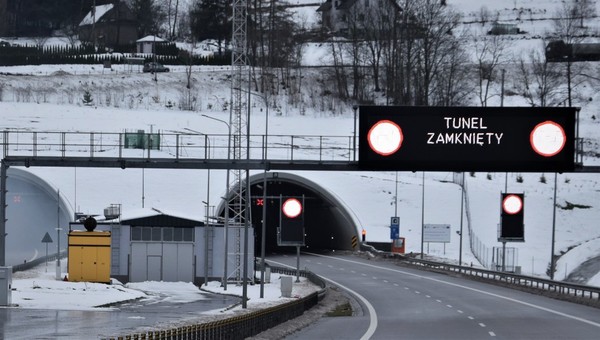 Tak służby ratunkowe ćwiczyły w tunelu na zakopiance